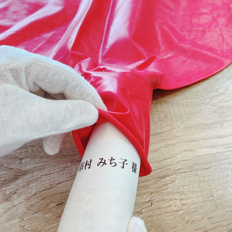 バルーンに故人へのお手紙を詰め込み