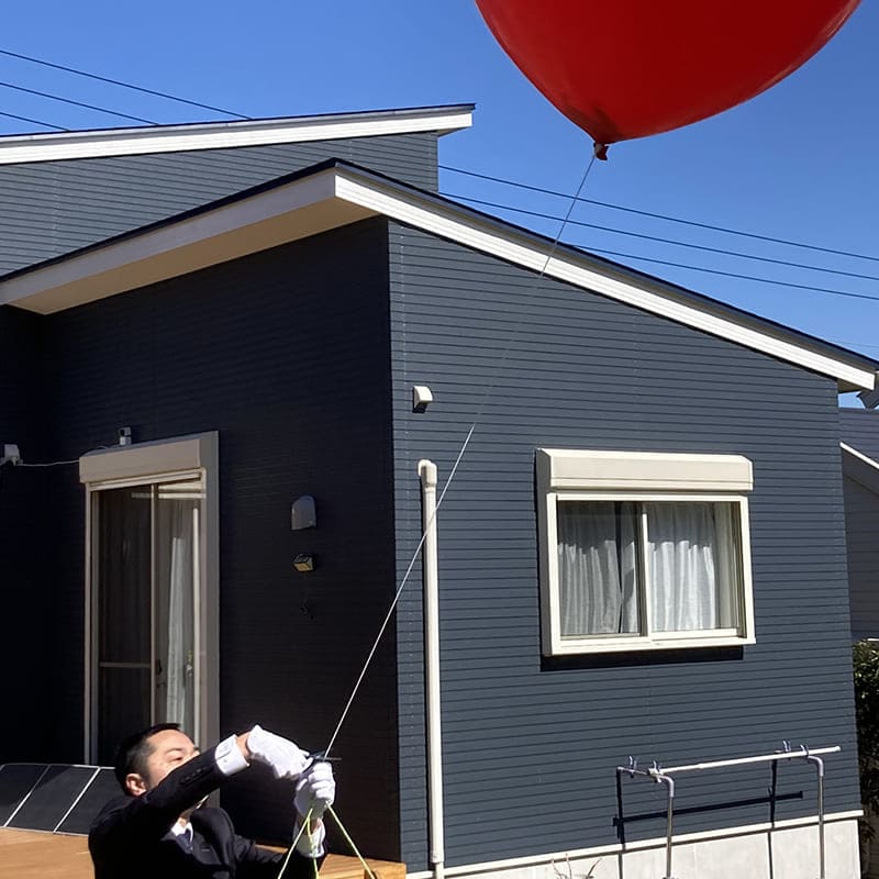 御遺骨を詰めたバルーンを切り離し